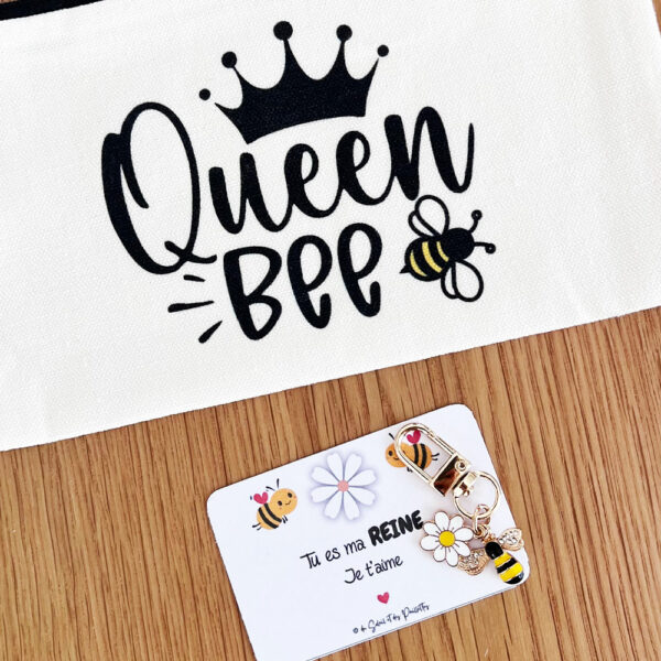 La trousse Queen Bee illustrée d’une abeille et d’une couronne s’accompagne d’une carte et d’un porte-clé assorti parfait pour un cadeau