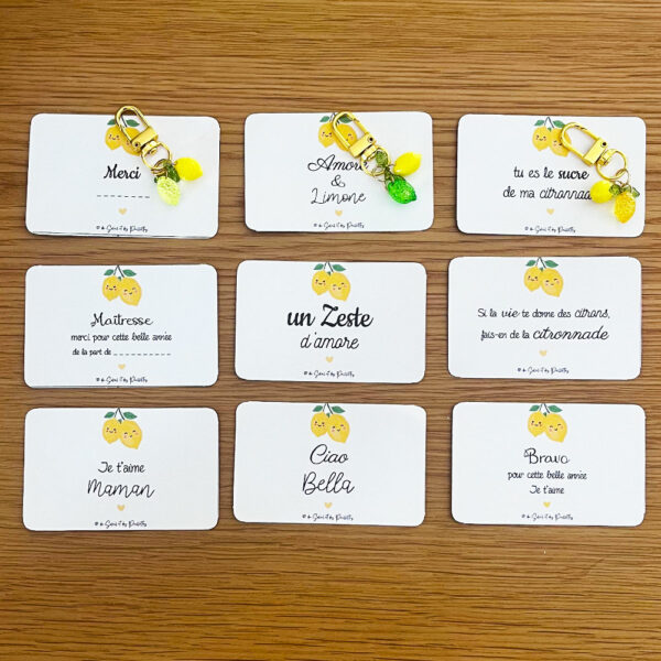 Accroche de sac et porte-clé citron présentés sur une vue d'ensemble avec toutes les mini-cartes messages prêtes à offrir.