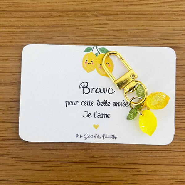 Porte-clé citron présenté sur sa petite carte de félicitation pour un enfant Bravo pour ton année.