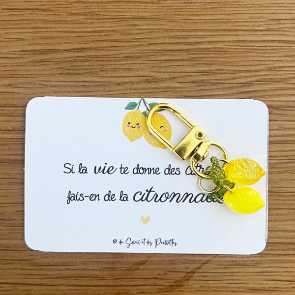 Porte-clé citron jaune vif fixé sur sa carte message avec la citation Si la vie te donne des citrons, fais-en de la citronnade.