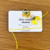 un accroche sac citron jaune et un bracelet jaune assorti pour accompagner un enfant le jour de sa rentrée