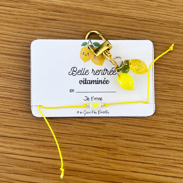 un accroche sac citron jaune et un bracelet jaune assorti pour accompagner un enfant le jour de sa rentrée