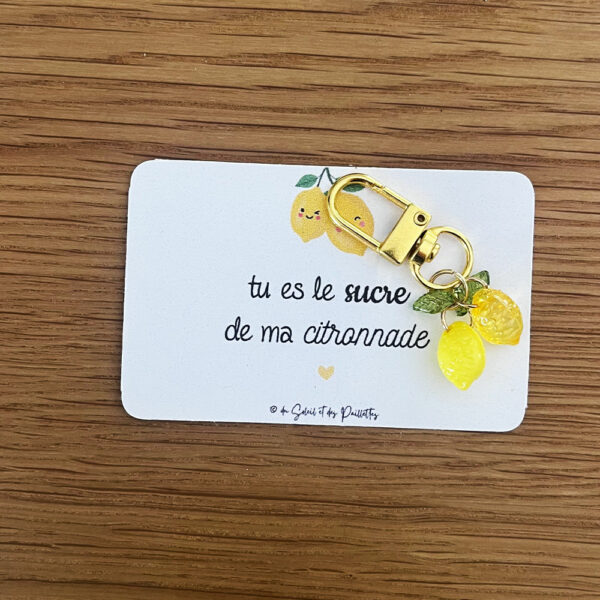 Porte-clé citron accroché sur sa mini-carte cadeau avec le message d'amitié Tu es le sucre de ma citronnade.