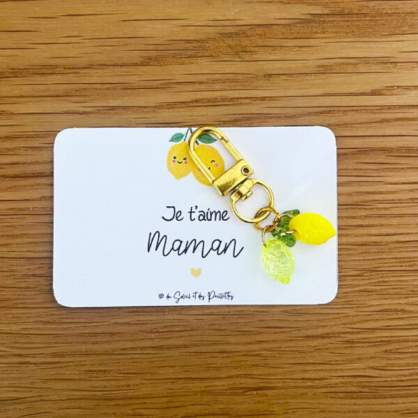 Porte-clé citron solaire présenté sur sa jolie carte cadeau porte-bonheur illustrée du message Je t'aime maman.