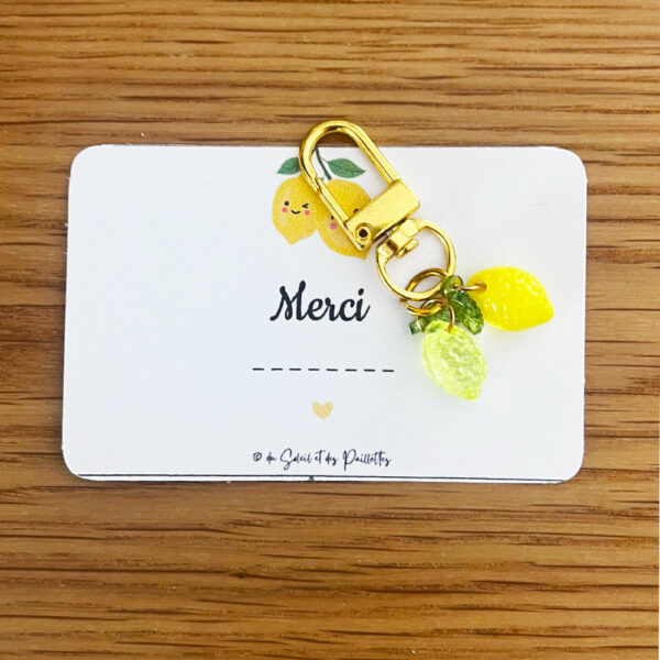 Petite attention originale à moins de 5 euros comprenant un porte-clé citron et sa mini-carte Merci.
