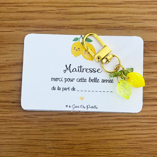 Idée cadeau fin d'année scolaire avec un porte-clé citron et sa petite carte de remerciement Merci maîtresse.