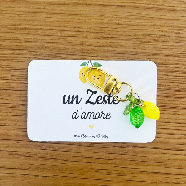 Accessoire de sac et porte-clé citron présenté sur sa carte message poétique Un zeste d'amore style Dolce Vita.